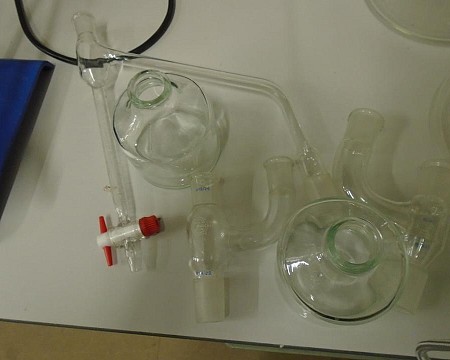 2 lab bottles 2 connectors 1 2 exit tube with tap
