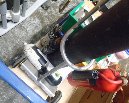 large oxygen tank + 2 small with 2 valves 