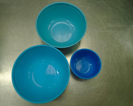 Plastic ware various trays/bowls